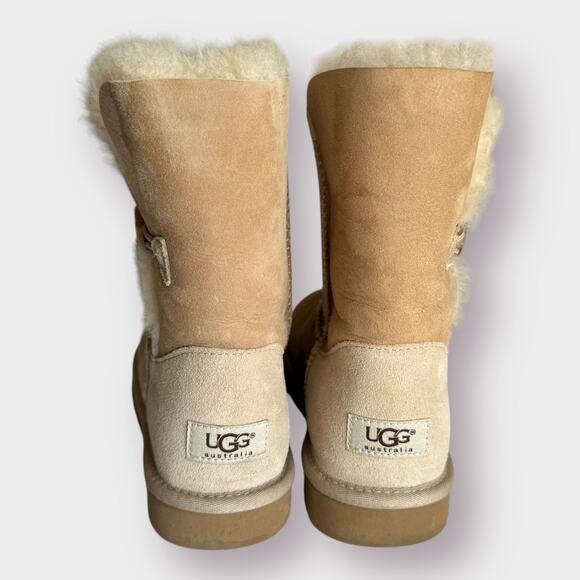 UGG‎ Australia Boots with Bailey Button - Picture 8 of 12
